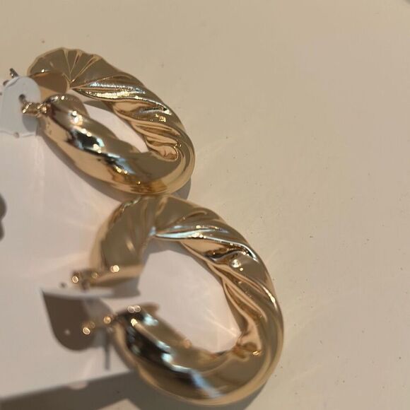 Laundry By Shelli Segal Gold Plated Twist Hoop Earrings Lightweight Cocktail NWT - Picture 3 of 5
